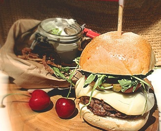 Hamburger di vitello con guanciale, pomodori secchi e basilico con cipolle di Tropea croccanti in salsa al lime