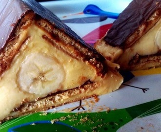 Deser bez pieczenia - piramida z ciastek, budyniu i bananów