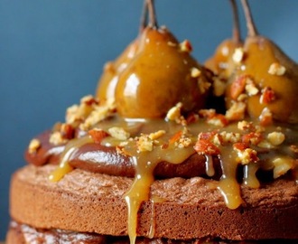 Schokoladen Birnen Torte mit Karamellguss und Mandelknusper: Gastbeitrag von Kamau