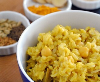 Brown rice curry with chickpeas and oat milk / Riso al curry con ceci e latte di avena
