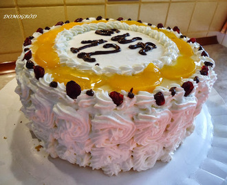 Tort urodzinowy z brzoskwiniami krok po kroku