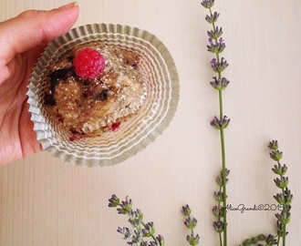 Tortine ai semi di chia con nocciole e frutti di bosco  Chia seeds, hazelnut butter and wild berries mini cakes (vegan)