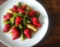 Spargel-Erdbeer-Salat an karamellisierter Balsamico Vinaigrette