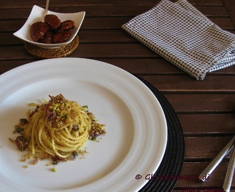 Spaghetti croccanti ai pistacchi, capperi e pomodori secchi. Cucina degli avanzi? Très chic!