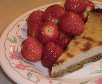 Glutenfri cheesecake med Ricotta och jordgubbsrabarbersylt