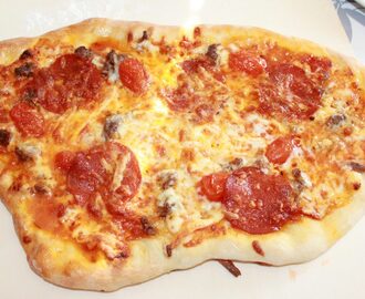 Italiensk pizza stekt på pizzastål – Knallgodt