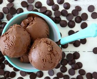 Παγωτό σοκολάτα με κομματάκια σοκολάτας, από την Ίριδα Καγιά και το greek-gourmet.gr!
