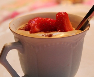 Cappuccinokräm med vit choklad och jordgubbar