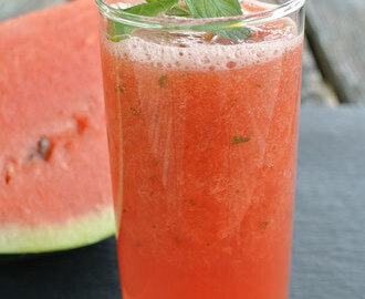 Erfrischender Smoothie mit Wassermelone und Minze