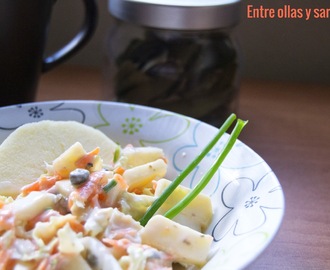 Ensalada de col china y zanahoria con salsa de yogur