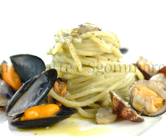 Le mie ricette - Spaghettoni con crema di patate viola al profumo di mare e di aneto, cozze e vongole