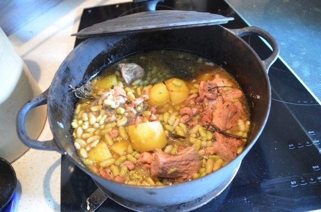 Sauté de porc aux flageolets, pommes de terre et lardons