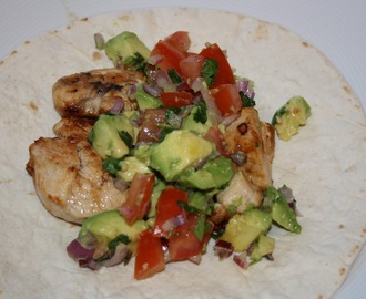 Wrap med kyckling och avocado salsa
