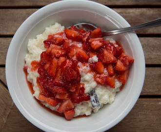 Vanille-Milchreis mit marinierten Erdbeeren