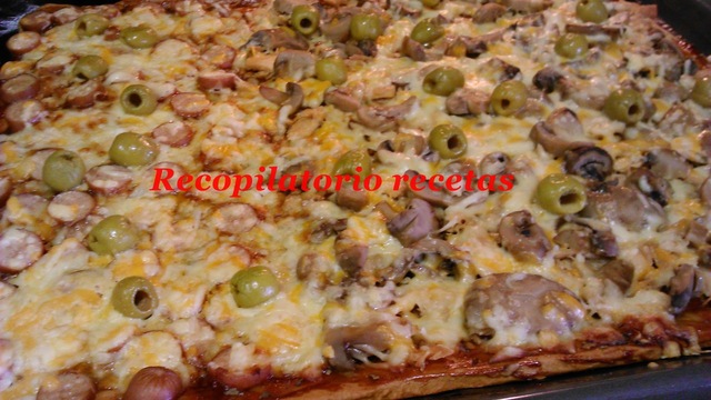 Pizza masa italiana, y mitad de salchichas y mitas de bonito con champiñones en thermomix