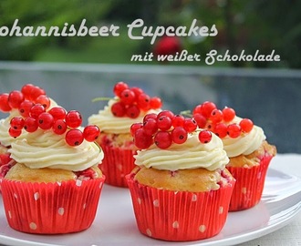Johannisbeer Cupcakes mit weißer Schokolade