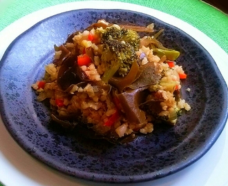 Salteado de arroz integral con verduras y algas