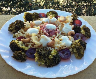 Ensalada de pasta, brócoli, uvas y anacardos con salsa de yogur