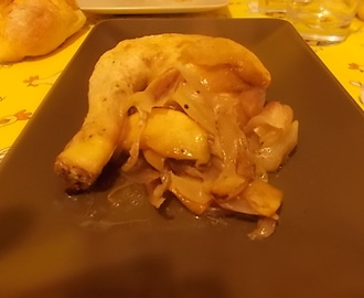 Cosce di pollo con cipolle e mela, ricetta light