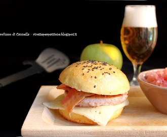 Hamburger con salsa alle mele e cipolle di Tropea - con Panino alla birra Home Made