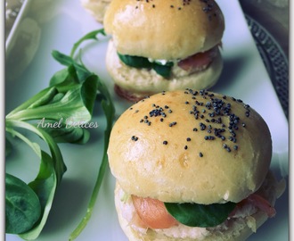 Mini Burgers rillettes de crabe saumon ail et fines herbes