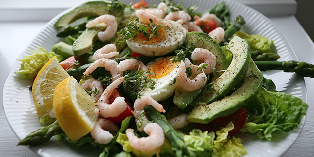 Lækker salat med æg, rejer og grønne asparges