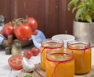 Sopa de tomates asados aromatizada con albahaca y tomillo