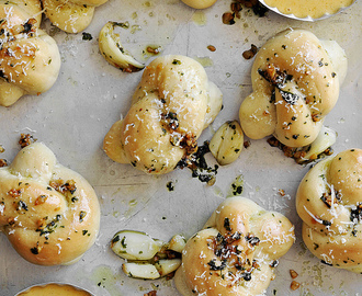 Garlic Knots with Beer Cheddar Sauce