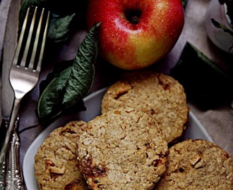 Biscotti rustici senza glutine alle mele, con nocciole e semi di sesamo.