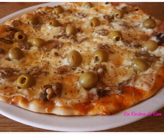 Pizza de jamón, queso y champiñones