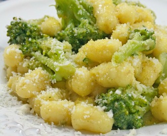 Chicche di patate con pesto e broccoli / Potato gnocchi with pesto and broccoli