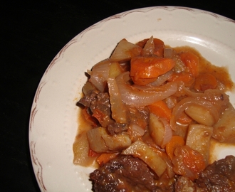 Paleron aux pommes de terre et aux carottes ( à la sauce au vin rouge et aux tomates )