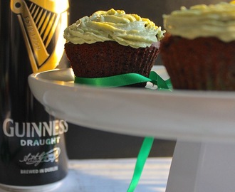 Cupcakes chocolat Guinness sans lactose, glaçage au fromage frais et thé matcha {Saint Patrick}