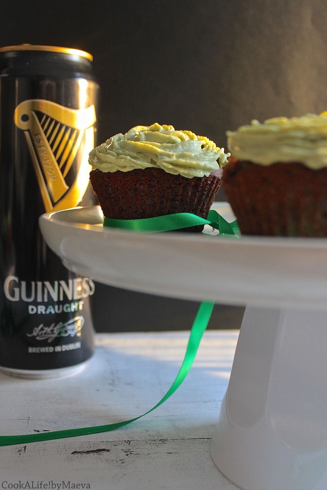 Cupcakes chocolat Guinness sans lactose, glaçage au fromage frais et thé matcha {Saint Patrick}