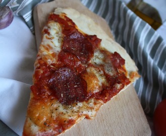 Pizza na cienkim cieście z salami peperoni