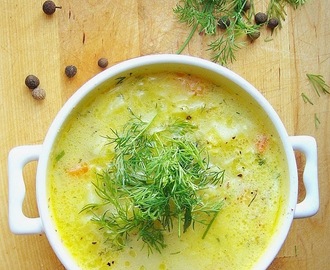 Jarzynowa zupa z młodą kapustą, marchewką, groszkiem i ziemniaczkami z dodatkiem koperku