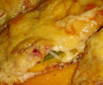 Fűszeres pulykasteak színes paprikákkal, paradicsommal, lilahagymával, baconnal és sok sajttal sütve