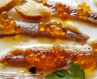 Aperitivo de anchoas del Cantábrico con caviar de aceite de guindilla