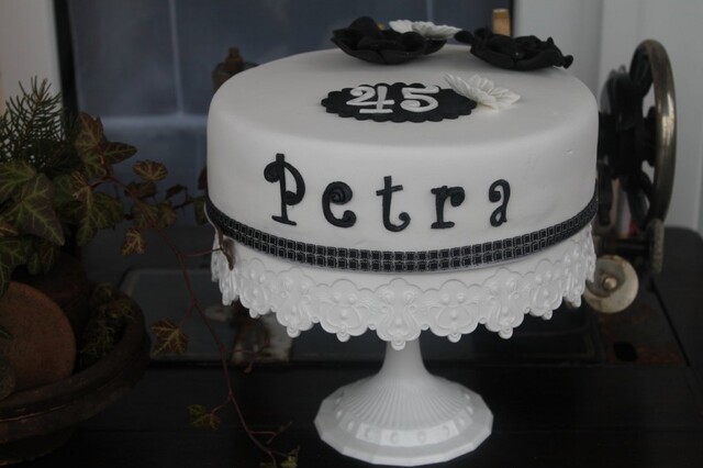 Eine Torte zum Lächeln ins Gesicht zaubern: Happy Birthday Petra!