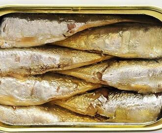 Menú saludable con sardinas en conserva y queso fresco