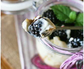 Cheesecake in vasetto alle more, cioccolato bianco e melissa – Blackberry and white chocolate cheesecake in a jar with lemon balm syrup