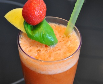 Summer Smoothie Recipe: The Strawberry Basil Goji Blast!