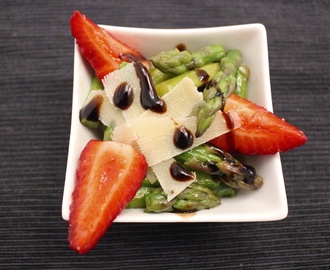 Spargel Salat mit Erdbeeren und Aceto Balsamico Dressing