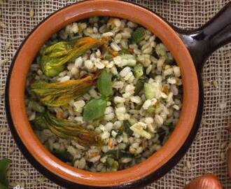 Orzo perlato con zucchine e fiori di zucca