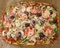 Pizza på quinoa-morots-zucchini-botten