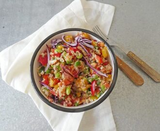 Salade complète de quinoa, légumes et noix ( Sans gluten, vegan )