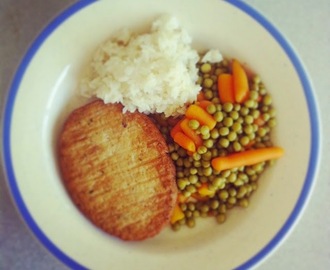 Prosty, zdrowy obiad: kotlety rybne z ryżem i marchewką z groszkiem