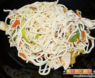 Noodles con lomo de cerdo, verduras y champiñones salteados al Wok