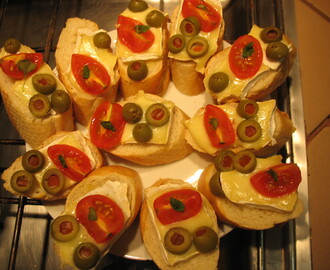 Brushetta z serem pleśniowym, pomidorkami cherry i oliwkami