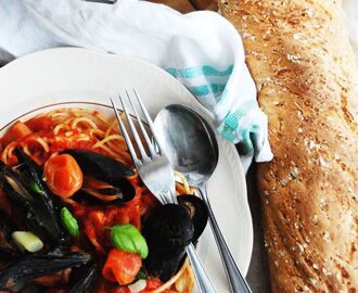 Spaghetti med tomatsås och musslor